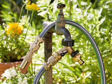 Innesti per l'irrigazione o distributore a due vie