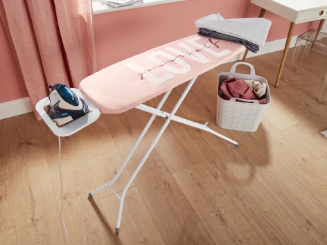 Asse da stiro con presa elettrica
