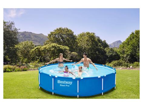 Piscina con struttura in metallo