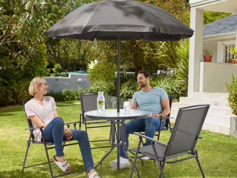 Set tavolo con ombrellone e sedie da giardino