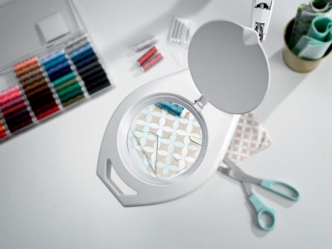 Lampada LED con lente d'ingrandimento